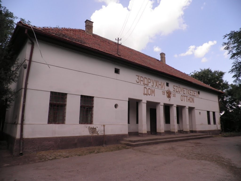 Iz vremena Jugoslavije: zgrada nekadašnjeg zadružnog doma podignuta 1950.g u Senti (Vojvodina) 